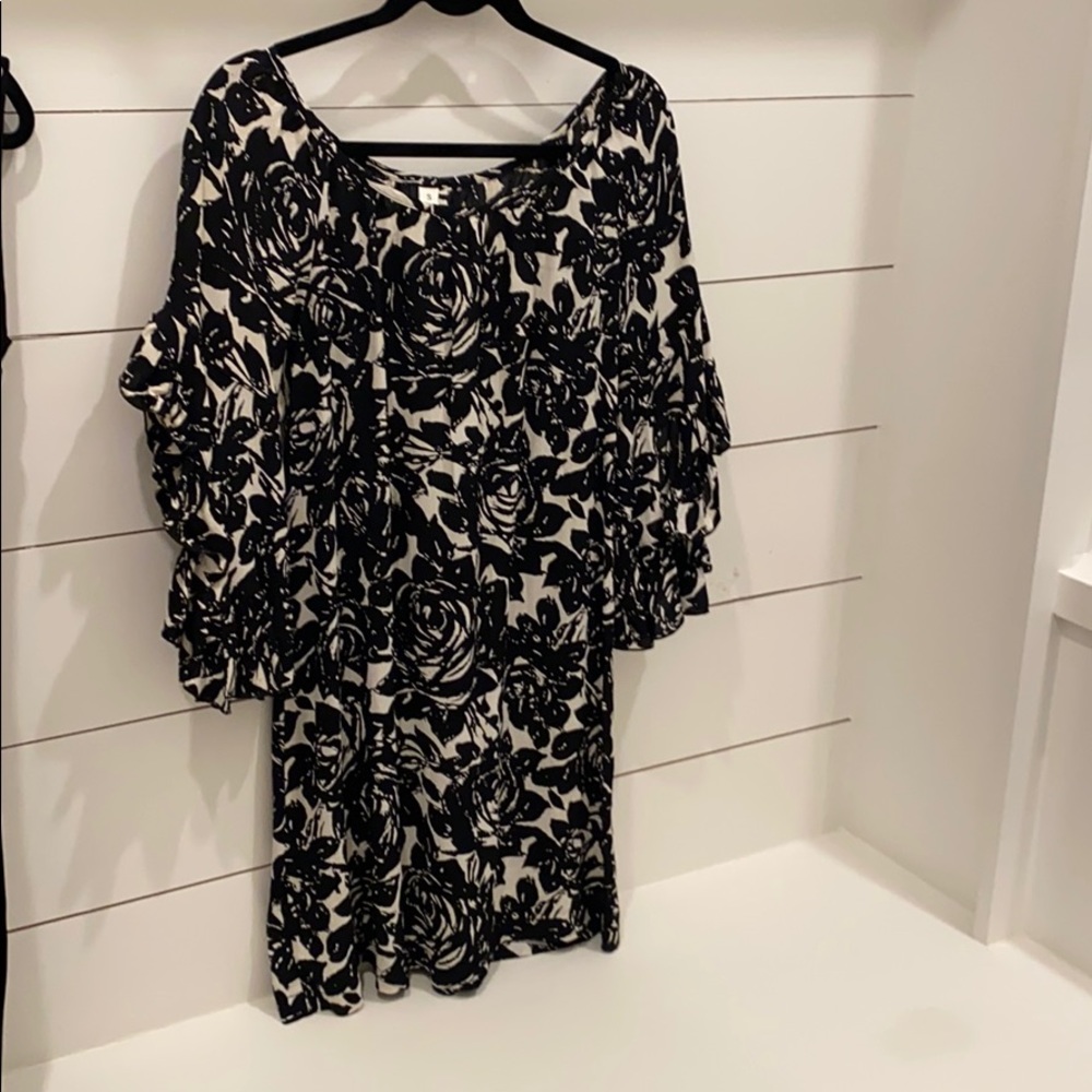 Small back and white roses print dress